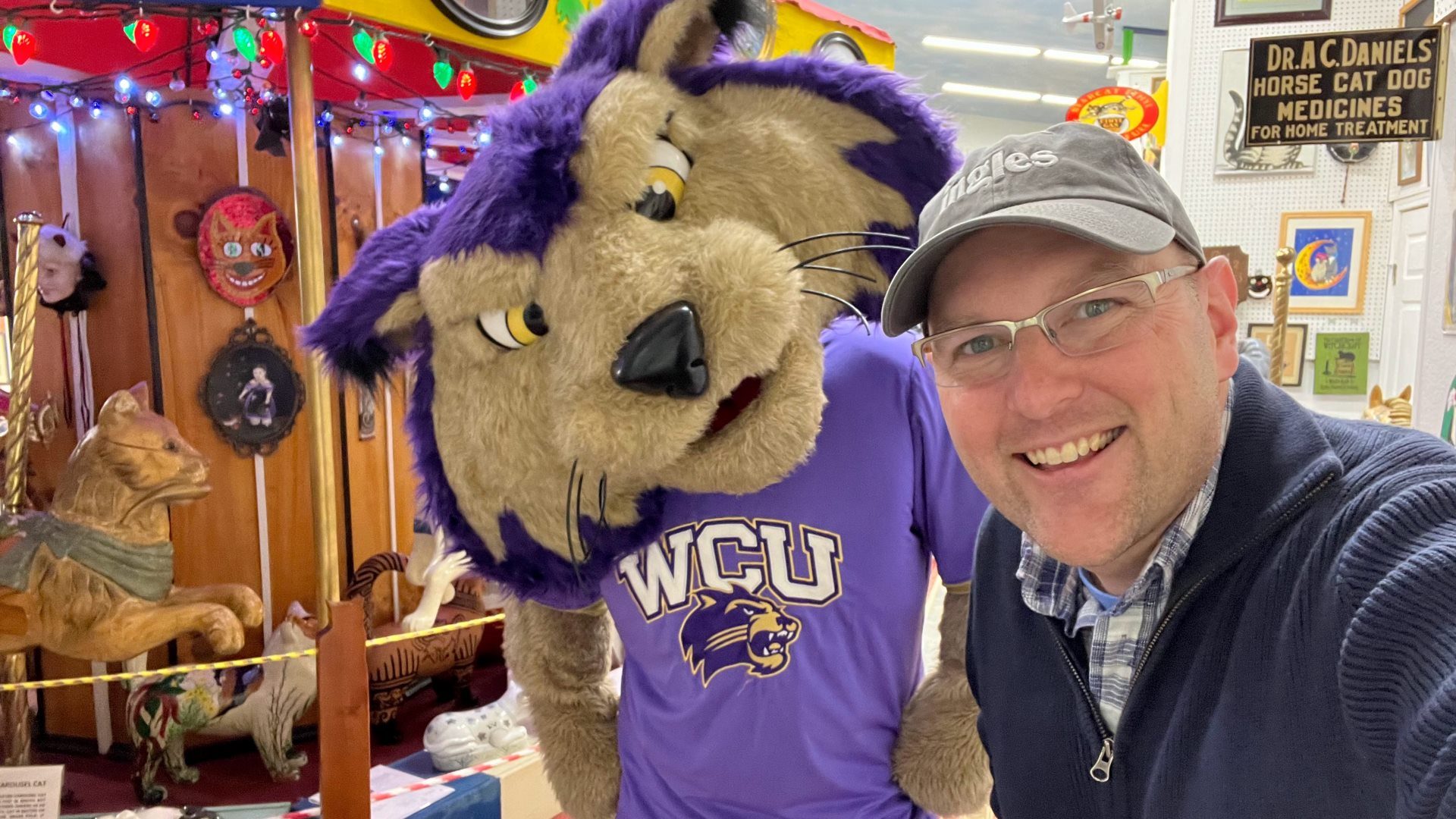 Episode 166 american museum of the house cat ingles open road show